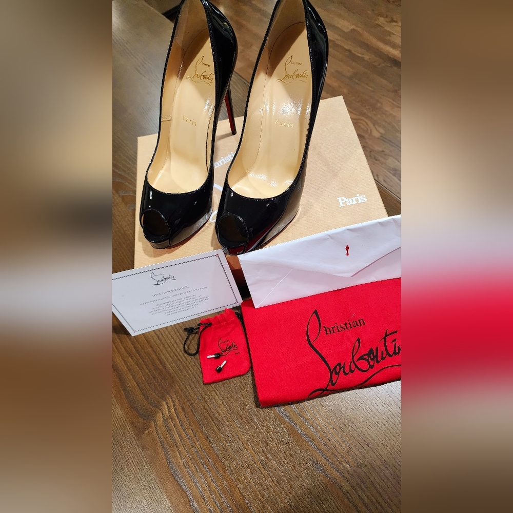 Christian Louboutin red sole shoes size 9.5 signature black